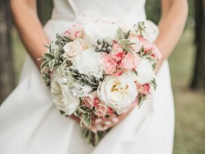 Elegant Gold and White Wedding Decorations for a Timeless Celebration