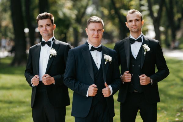 groomsmen suit vs tuxedo how to choose